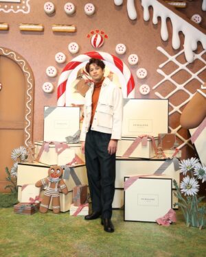 Win Morisaki Instagram - クリスマスにピッタリなポップアップ！こんなにも可愛らしい一面も持つ、ジョーマローンロンドン！皆様の今年のクリスマスイベントのスケジュールに入れてくださいませ^ ^

実は、これ昨日ミュージカルの本番終わりにお邪魔したのですが、夜遅くまで待って頂いたスタッフの皆様のお陰で、展示をしっかり堪能出来ました！本当にありがとうございました！

#PR
#JustBecause
#JoMaloneLondon
#SeasonOfScent