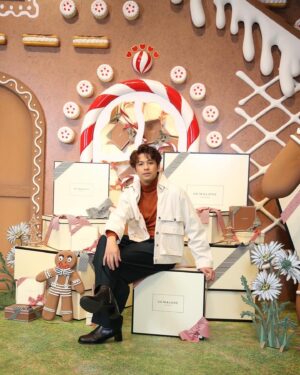 Win Morisaki Instagram - クリスマスにピッタリなポップアップ！こんなにも可愛らしい一面も持つ、ジョーマローンロンドン！皆様の今年のクリスマスイベントのスケジュールに入れてくださいませ^ ^

実は、これ昨日ミュージカルの本番終わりにお邪魔したのですが、夜遅くまで待って頂いたスタッフの皆様のお陰で、展示をしっかり堪能出来ました！本当にありがとうございました！

#PR
#JustBecause
#JoMaloneLondon
#SeasonOfScent