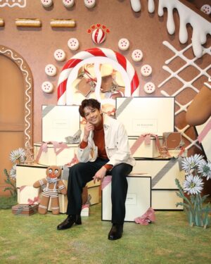 Win Morisaki Instagram - クリスマスにピッタリなポップアップ！こんなにも可愛らしい一面も持つ、ジョーマローンロンドン！皆様の今年のクリスマスイベントのスケジュールに入れてくださいませ^ ^

実は、これ昨日ミュージカルの本番終わりにお邪魔したのですが、夜遅くまで待って頂いたスタッフの皆様のお陰で、展示をしっかり堪能出来ました！本当にありがとうございました！

#PR
#JustBecause
#JoMaloneLondon
#SeasonOfScent