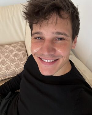 Wincent Weiss Instagram - Kleiner Wochenrückblick! Wir waren bis gerade fleißig im Studio und haben für @thevoicekids gedreht! Freu mich schon auf die Ausstrahlung 😊 Jetzt wird aber erstmal der Super Bowl geschaut. Schaut ihr auch? Für welches Team seid ihr?