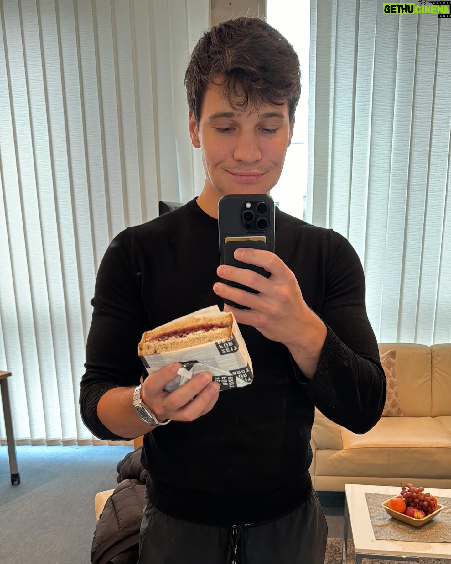 Wincent Weiss - 50.9K Likes - Kleiner Wochenrückblick! Wir waren bis gerade fleißig im Studio und haben für @thevoicekids gedreht! Freu mich schon auf die Ausstrahlung 😊 Jetzt wird aber erstmal der Super Bowl geschaut. Schaut ihr auch? Für welches Team seid ihr?