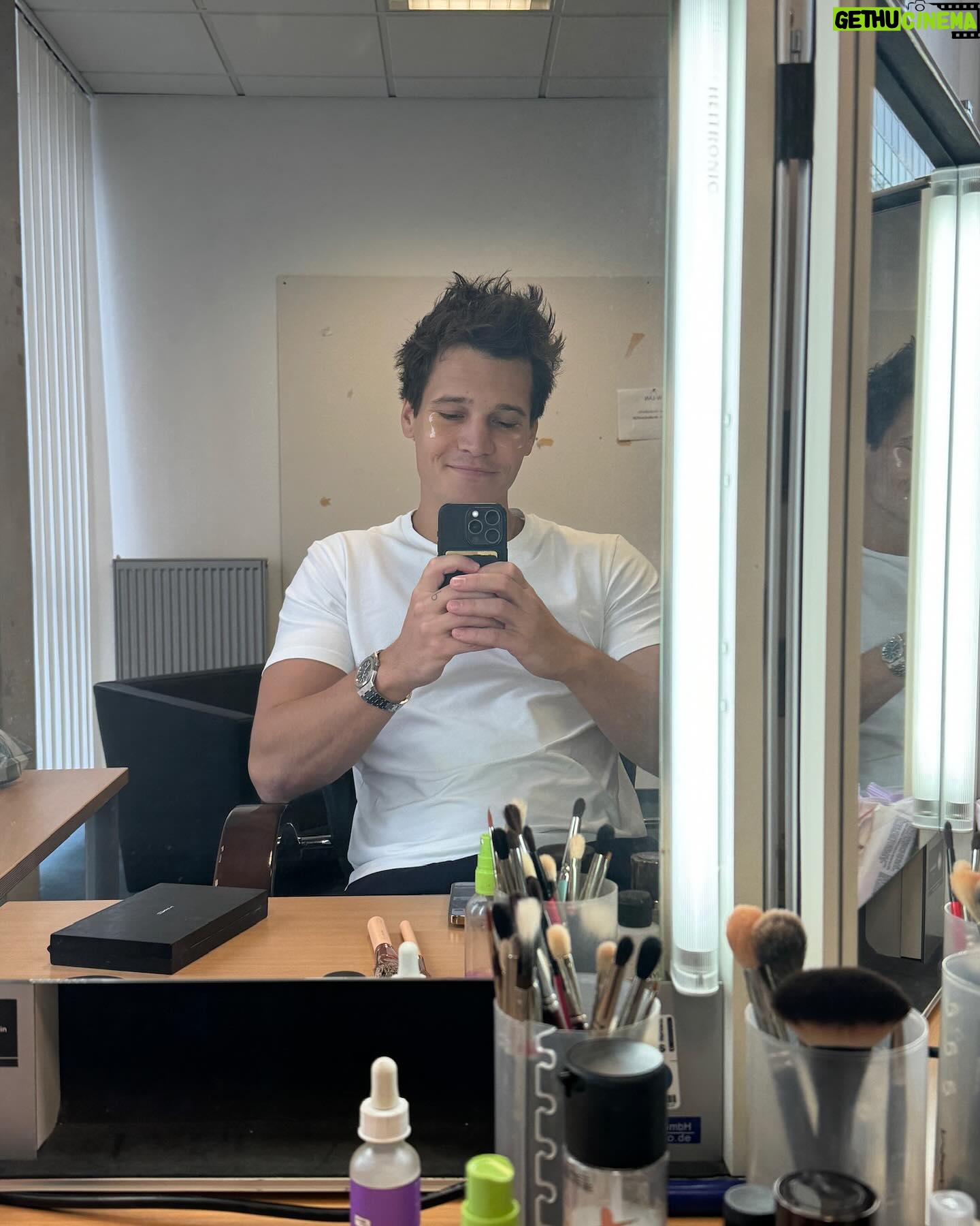 Wincent Weiss - 50.9K Likes - Kleiner Wochenrückblick! Wir waren bis gerade fleißig im Studio und haben für @thevoicekids gedreht! Freu mich schon auf die Ausstrahlung 😊 Jetzt wird aber erstmal der Super Bowl geschaut. Schaut ihr auch? Für welches Team seid ihr?