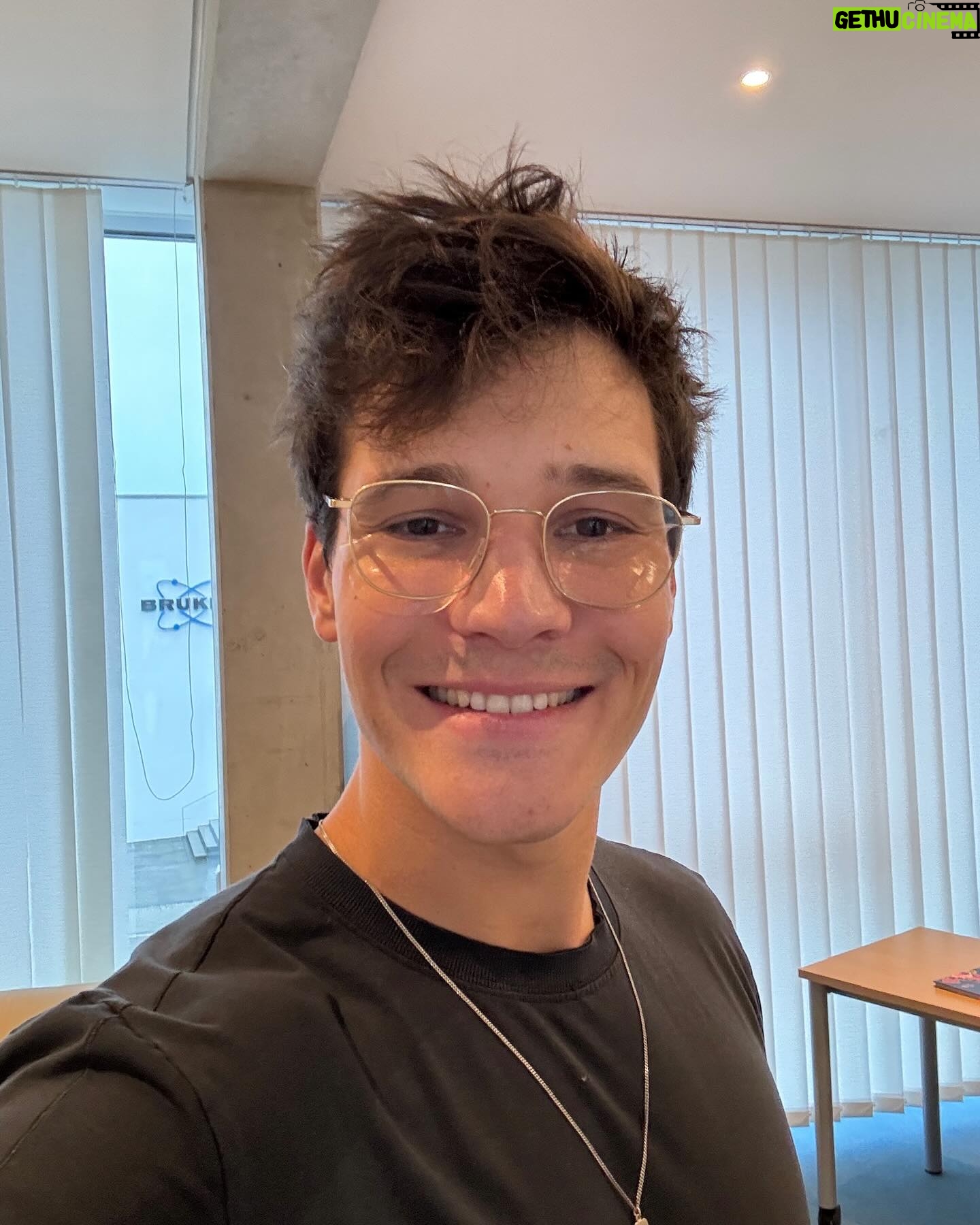 Wincent Weiss - 50.9K Likes - Kleiner Wochenrückblick! Wir waren bis gerade fleißig im Studio und haben für @thevoicekids gedreht! Freu mich schon auf die Ausstrahlung 😊 Jetzt wird aber erstmal der Super Bowl geschaut. Schaut ihr auch? Für welches Team seid ihr?