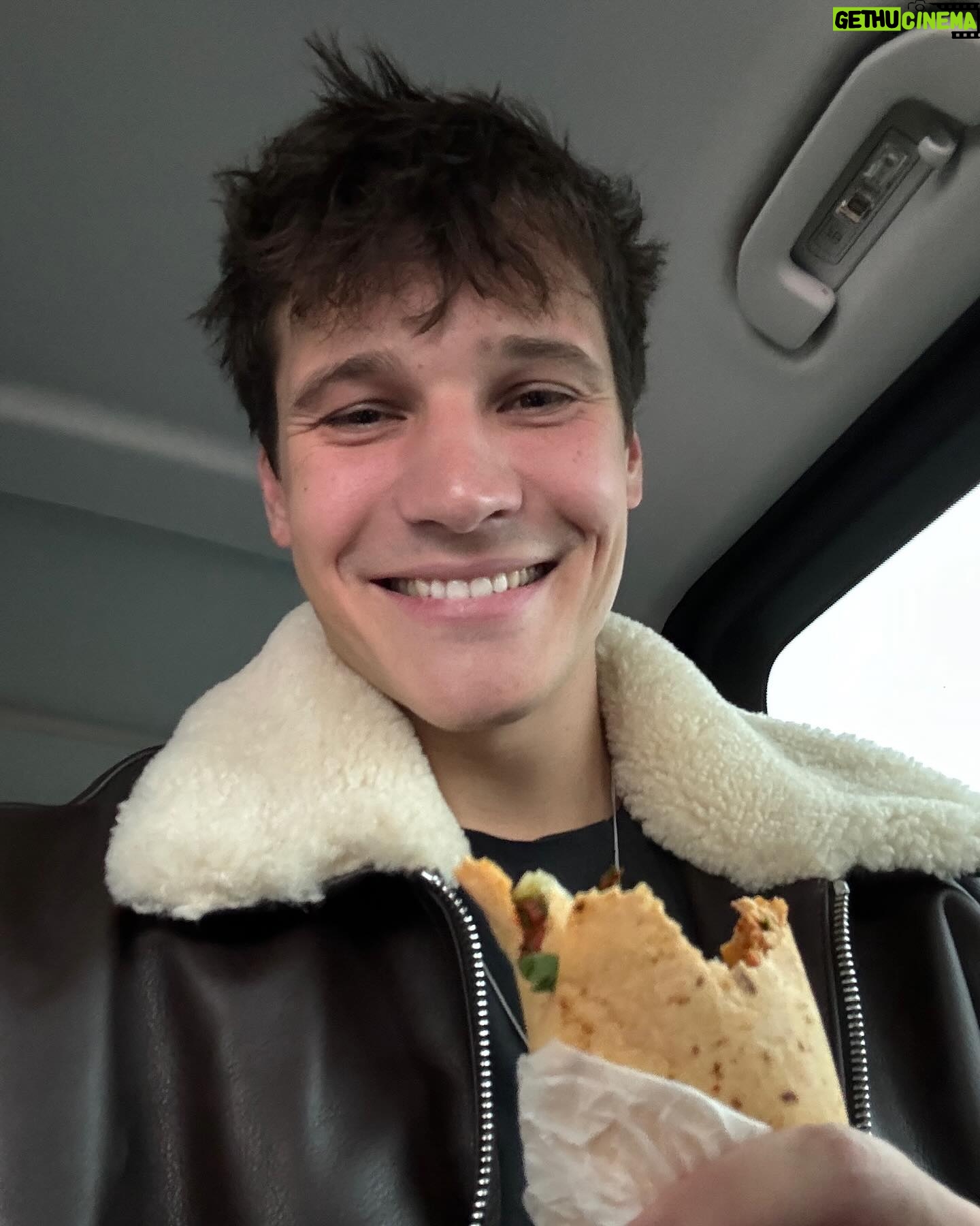 Wincent Weiss - 50.9K Likes - Kleiner Wochenrückblick! Wir waren bis gerade fleißig im Studio und haben für @thevoicekids gedreht! Freu mich schon auf die Ausstrahlung 😊 Jetzt wird aber erstmal der Super Bowl geschaut. Schaut ihr auch? Für welches Team seid ihr?