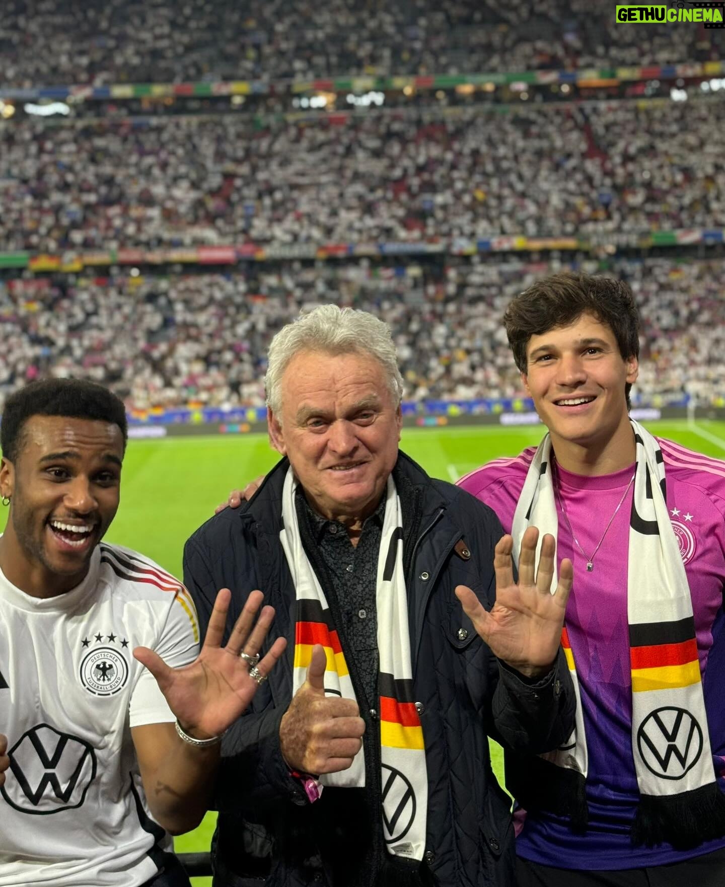 Wincent Weiss - 88.6K Likes - Was war das bitte für ein Eröffnungsspiel?😃 Danke @volkswagen, dass ich live mit dabei sein durfte und ihr mir das beste Shuttle zur Verfügung gestellt habt! #VWGolf #seppmaier #teamdeutschland #volkswagen