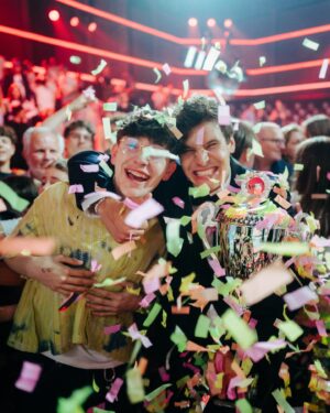 Wincent Weiss Instagram - Ich kann es noch gar nicht glauben! @jakob.tvk24 aus meinem Team hat das große @thevoicekids Finale gewonnen! Ich bin unfassbar stolz auf alle Talente, die auf dieser Bühne ihr Bestes gegeben haben. Ihr habt es alle verdient und eure Reise ist noch lange nicht zu Ende! 🏆🎉🎊#ichliebediesesendung #endlichmalgewonnen #allegutendingesindvier #