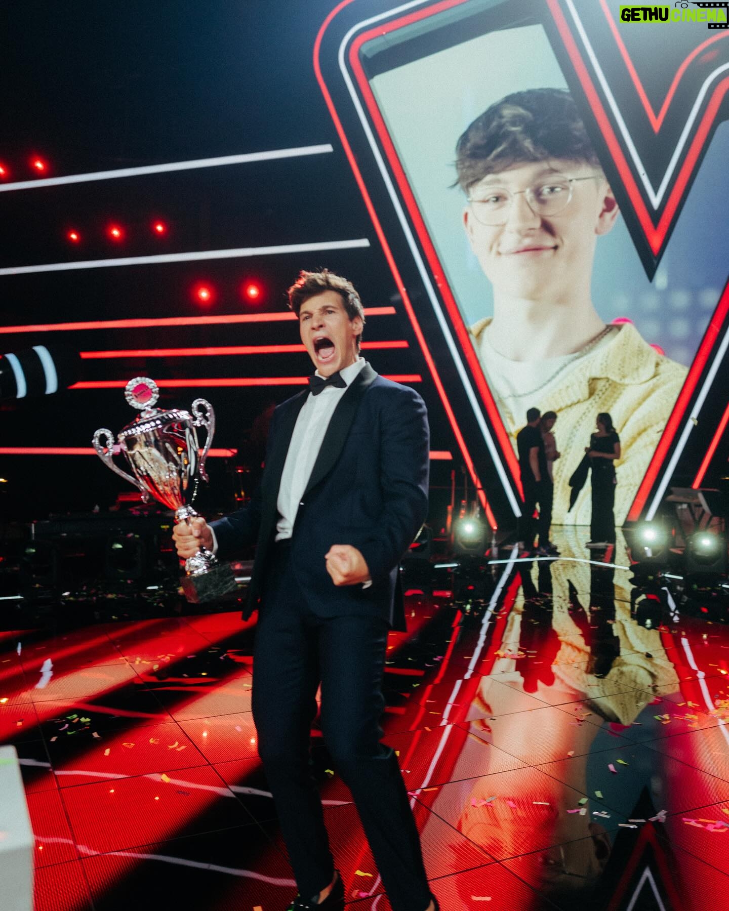 Wincent Weiss - 85.5K Likes - Ich kann es noch gar nicht glauben! @jakob.tvk24 aus meinem Team hat das große @thevoicekids Finale gewonnen! Ich bin unfassbar stolz auf alle Talente, die auf dieser Bühne ihr Bestes gegeben haben. Ihr habt es alle verdient und eure Reise ist noch lange nicht zu Ende! 🏆🎉🎊#ichliebediesesendung #endlichmalgewonnen #allegutendingesindvier #
