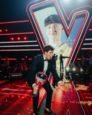 Wincent Weiss Instagram - Ich kann es noch gar nicht glauben! @jakob.tvk24 aus meinem Team hat das große @thevoicekids Finale gewonnen! Ich bin unfassbar stolz auf alle Talente, die auf dieser Bühne ihr Bestes gegeben haben. Ihr habt es alle verdient und eure Reise ist noch lange nicht zu Ende! 🏆🎉🎊#ichliebediesesendung #endlichmalgewonnen #allegutendingesindvier #