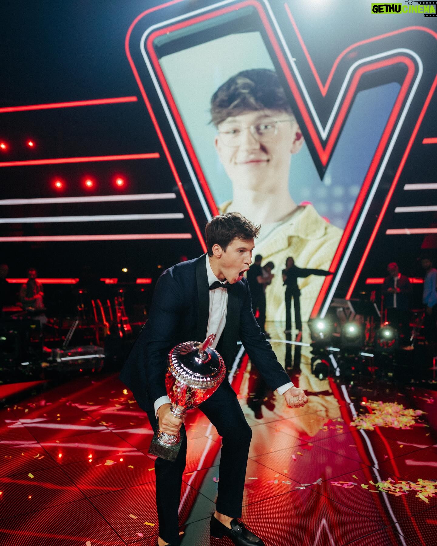 Wincent Weiss - 85.5K Likes - Ich kann es noch gar nicht glauben! @jakob.tvk24 aus meinem Team hat das große @thevoicekids Finale gewonnen! Ich bin unfassbar stolz auf alle Talente, die auf dieser Bühne ihr Bestes gegeben haben. Ihr habt es alle verdient und eure Reise ist noch lange nicht zu Ende! 🏆🎉🎊#ichliebediesesendung #endlichmalgewonnen #allegutendingesindvier #