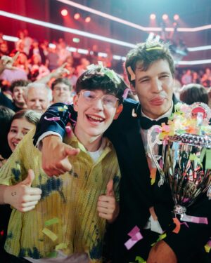 Wincent Weiss Instagram - Ich kann es noch gar nicht glauben! @jakob.tvk24 aus meinem Team hat das große @thevoicekids Finale gewonnen! Ich bin unfassbar stolz auf alle Talente, die auf dieser Bühne ihr Bestes gegeben haben. Ihr habt es alle verdient und eure Reise ist noch lange nicht zu Ende! 🏆🎉🎊#ichliebediesesendung #endlichmalgewonnen #allegutendingesindvier #