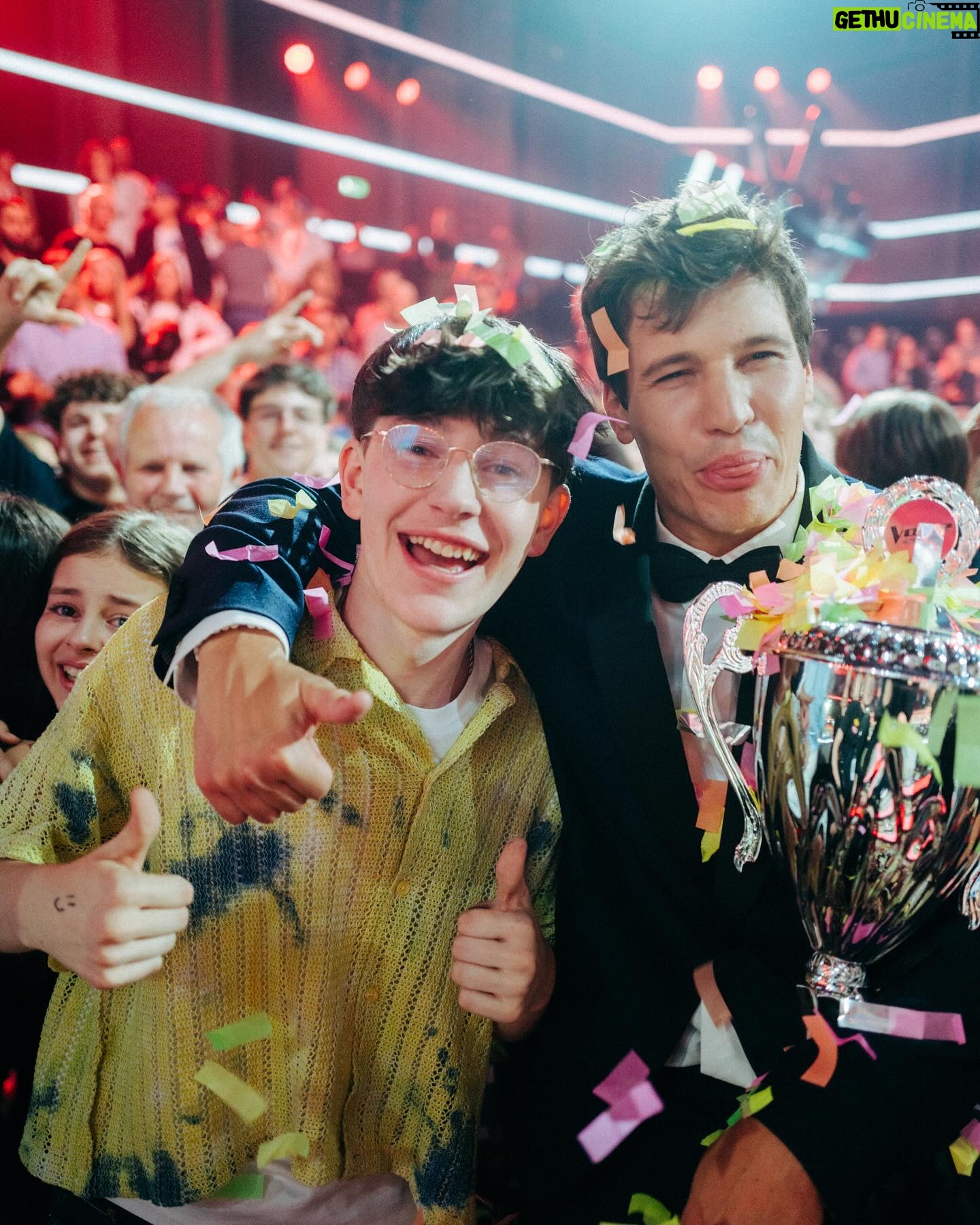 Wincent Weiss - 85.5K Likes - Ich kann es noch gar nicht glauben! @jakob.tvk24 aus meinem Team hat das große @thevoicekids Finale gewonnen! Ich bin unfassbar stolz auf alle Talente, die auf dieser Bühne ihr Bestes gegeben haben. Ihr habt es alle verdient und eure Reise ist noch lange nicht zu Ende! 🏆🎉🎊#ichliebediesesendung #endlichmalgewonnen #allegutendingesindvier #