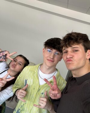 Wincent Weiss Instagram - Heute geht es los das große Finale von @thevoicekids 😱🔥 Schaltet ein und ab 20:15 könnt ihr auf Sat 1 für euren Favoriten voten!