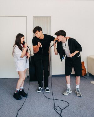 Wincent Weiss Instagram - Heute geht es los das große Finale von @thevoicekids 😱🔥 Schaltet ein und ab 20:15 könnt ihr auf Sat 1 für euren Favoriten voten!