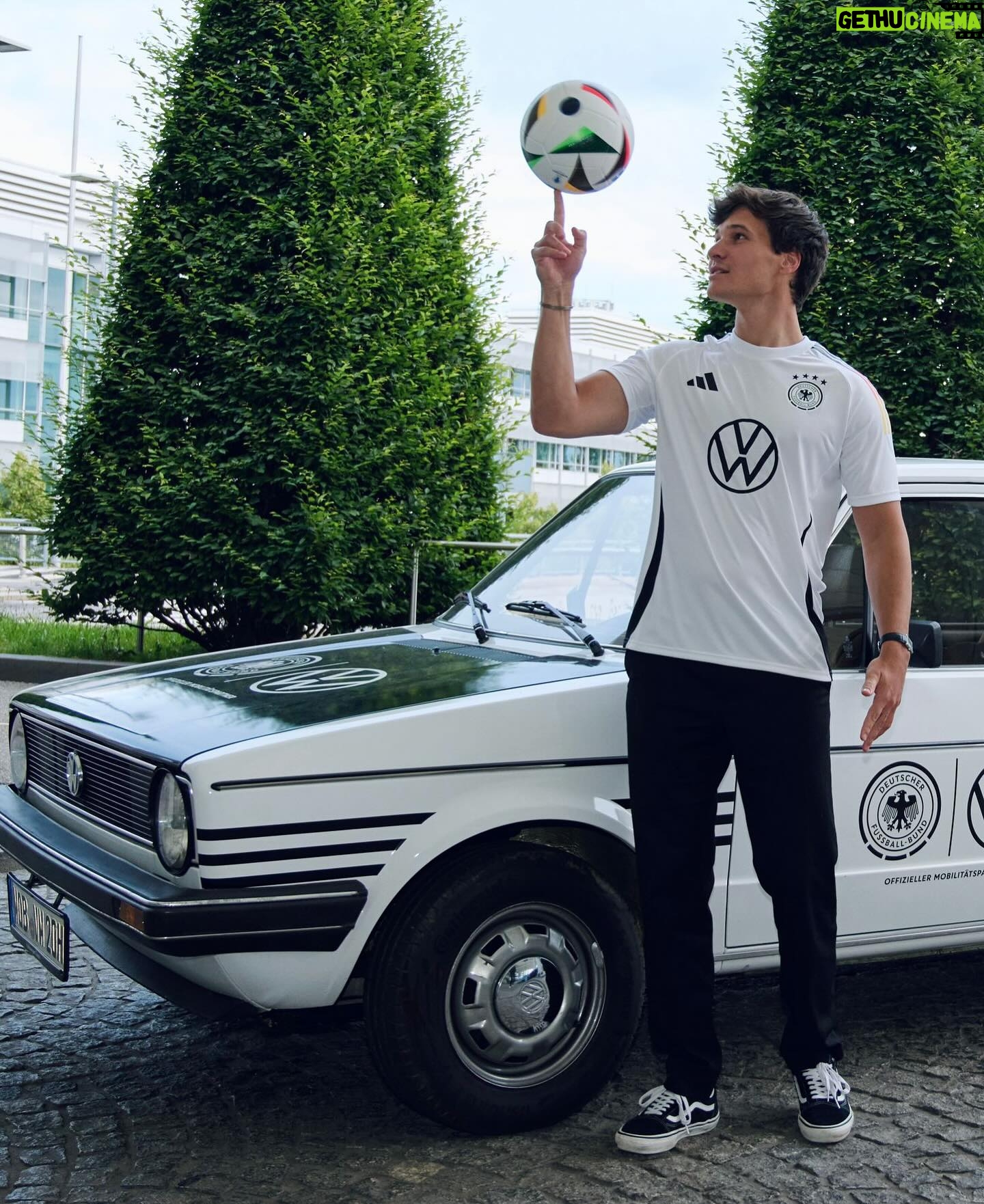 Wincent Weiss - 88.6K Likes - Was war das bitte für ein Eröffnungsspiel?😃 Danke @volkswagen, dass ich live mit dabei sein durfte und ihr mir das beste Shuttle zur Verfügung gestellt habt! #VWGolf #seppmaier #teamdeutschland #volkswagen
