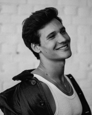 Wincent Weiss Instagram - Bisschen anderer Rückblick diese Woche! Hab in den letzten Tagen mal alle Fotos aus den letzten Jahren durchgeschaut ☺️ Wer erinnert sich noch an das Shooting mit @huettehuette ? Schon Bock sowas mal wieder zu machen! Gibt’s Momente/ Ereignisse von denen ihr gern nochmal nen Rückblick sehen wollt? #dienächstentagewirderstmalwiedertvkgedreht #schönsterjobderwelt