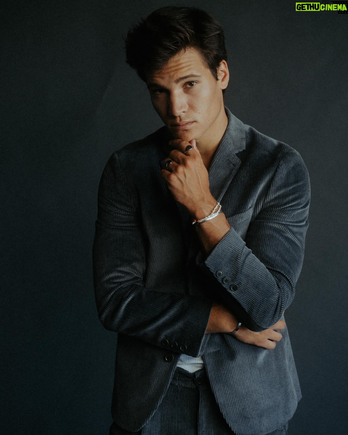 Wincent Weiss - 49.9K Likes - Bisschen anderer Rückblick diese Woche! Hab in den letzten Tagen mal alle Fotos aus den letzten Jahren durchgeschaut ☺️ Wer erinnert sich noch an das Shooting mit @huettehuette ? Schon Bock sowas mal wieder zu machen! Gibt’s Momente/ Ereignisse von denen ihr gern nochmal nen Rückblick sehen wollt? #dienächstentagewirderstmalwiedertvkgedreht #schönsterjobderwelt