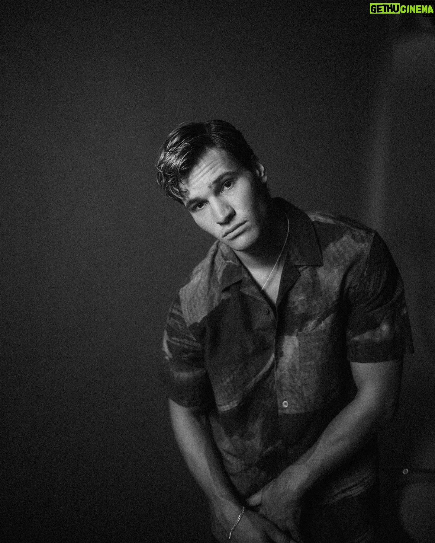 Wincent Weiss - 49.9K Likes - Bisschen anderer Rückblick diese Woche! Hab in den letzten Tagen mal alle Fotos aus den letzten Jahren durchgeschaut ☺️ Wer erinnert sich noch an das Shooting mit @huettehuette ? Schon Bock sowas mal wieder zu machen! Gibt’s Momente/ Ereignisse von denen ihr gern nochmal nen Rückblick sehen wollt? #dienächstentagewirderstmalwiedertvkgedreht #schönsterjobderwelt