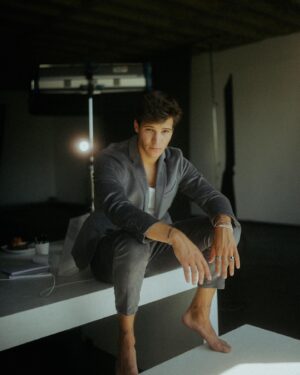 Wincent Weiss Instagram - Bisschen anderer Rückblick diese Woche! Hab in den letzten Tagen mal alle Fotos aus den letzten Jahren durchgeschaut ☺️ Wer erinnert sich noch an das Shooting mit @huettehuette ? Schon Bock sowas mal wieder zu machen! Gibt’s Momente/ Ereignisse von denen ihr gern nochmal nen Rückblick sehen wollt? #dienächstentagewirderstmalwiedertvkgedreht #schönsterjobderwelt