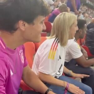 Wincent Weiss Instagram - Was war das bitte für ein Eröffnungsspiel?😃 Danke @volkswagen, dass ich live mit dabei sein durfte und ihr mir das beste Shuttle zur Verfügung gestellt habt!  #VWGolf #seppmaier #teamdeutschland #volkswagen