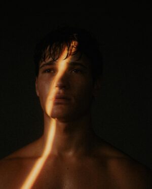 Wincent Weiss Instagram - Bisschen anderer Rückblick diese Woche! Hab in den letzten Tagen mal alle Fotos aus den letzten Jahren durchgeschaut ☺️ Wer erinnert sich noch an das Shooting mit @huettehuette ? Schon Bock sowas mal wieder zu machen! Gibt’s Momente/ Ereignisse von denen ihr gern nochmal nen Rückblick sehen wollt? #dienächstentagewirderstmalwiedertvkgedreht #schönsterjobderwelt