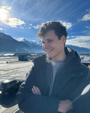 Wincent Weiss Instagram - Grüße aus dem Schnee! Hatte so viel Spaß beim Ice Race und wollte gar nicht mehr aussteigen 😀 Heute starten die Band-Vorbereitungen für die Tour! Welcher Song darf denn auf der Setlist nicht fehlen? #willjetztauftour #undmitdercarrerabahnspielen