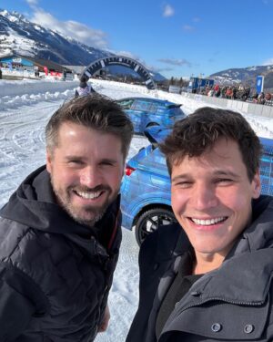 Wincent Weiss Instagram - Grüße aus dem Schnee! Hatte so viel Spaß beim Ice Race und wollte gar nicht mehr aussteigen 😀 Heute starten die Band-Vorbereitungen für die Tour! Welcher Song darf denn auf der Setlist nicht fehlen? #willjetztauftour #undmitdercarrerabahnspielen