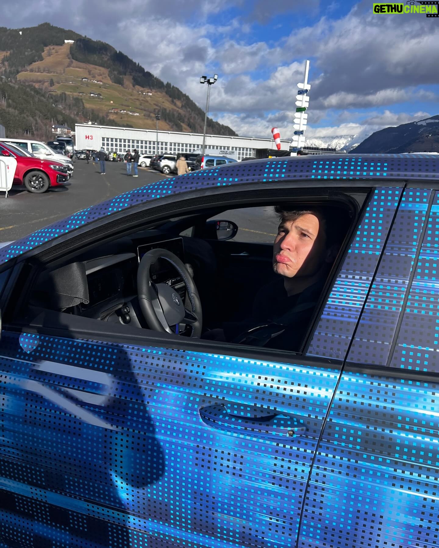 Wincent Weiss - 43.5K Likes - Grüße aus dem Schnee! Hatte so viel Spaß beim Ice Race und wollte gar nicht mehr aussteigen 😀 Heute starten die Band-Vorbereitungen für die Tour! Welcher Song darf denn auf der Setlist nicht fehlen? #willjetztauftour #undmitdercarrerabahnspielen