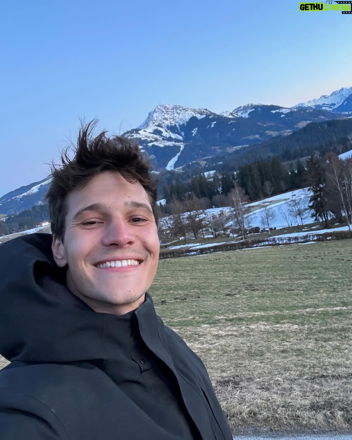 Wincent Weiss - 43.5K Likes - Grüße aus dem Schnee! Hatte so viel Spaß beim Ice Race und wollte gar nicht mehr aussteigen 😀 Heute starten die Band-Vorbereitungen für die Tour! Welcher Song darf denn auf der Setlist nicht fehlen? #willjetztauftour #undmitdercarrerabahnspielen