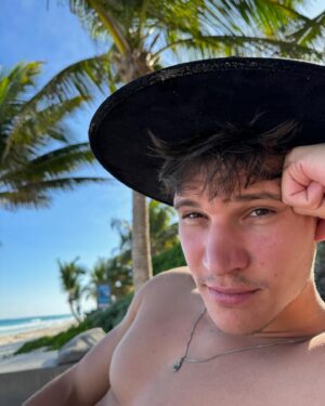 Wincent Weiss Instagram - Schon wieder ne Woche rum! Und schon wieder n Jahr älter! Mit fast 40 gibt’s ab jetzt Hut statt Cap 😀 Danke für all die lieben Glückwünsche zum Geburtstag! Ich genieß noch ein bisschen Sonne & Meer bevor die Tourvorbereitungen bald weitergehen ☺️ #kannjetztsommerseinbitte #fuckimold