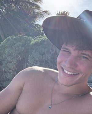 Wincent Weiss Instagram - Schon wieder ne Woche rum! Und schon wieder n Jahr älter! Mit fast 40 gibt’s ab jetzt Hut statt Cap 😀 Danke für all die lieben Glückwünsche zum Geburtstag! Ich genieß noch ein bisschen Sonne & Meer bevor die Tourvorbereitungen bald weitergehen ☺️ #kannjetztsommerseinbitte #fuckimold