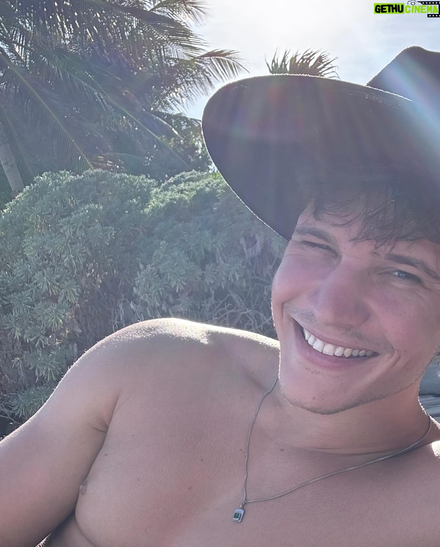 Wincent Weiss - 91.9K Likes - Schon wieder ne Woche rum! Und schon wieder n Jahr älter! Mit fast 40 gibt’s ab jetzt Hut statt Cap 😀 Danke für all die lieben Glückwünsche zum Geburtstag! Ich genieß noch ein bisschen Sonne & Meer bevor die Tourvorbereitungen bald weitergehen ☺️ #kannjetztsommerseinbitte #fuckimold