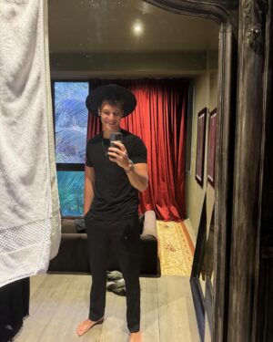 Wincent Weiss Instagram - Schon wieder ne Woche rum! Und schon wieder n Jahr älter! Mit fast 40 gibt’s ab jetzt Hut statt Cap 😀 Danke für all die lieben Glückwünsche zum Geburtstag! Ich genieß noch ein bisschen Sonne & Meer bevor die Tourvorbereitungen bald weitergehen ☺️ #kannjetztsommerseinbitte #fuckimold