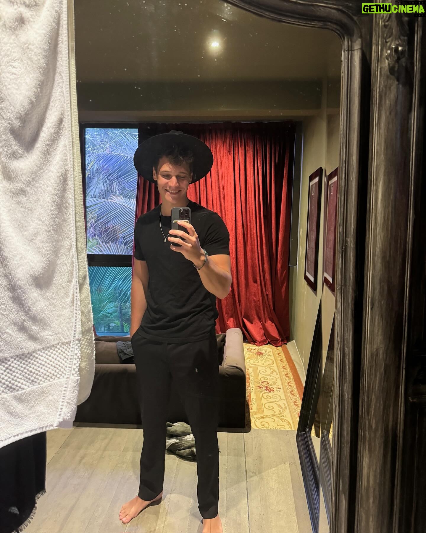 Wincent Weiss - 91.9K Likes - Schon wieder ne Woche rum! Und schon wieder n Jahr älter! Mit fast 40 gibt’s ab jetzt Hut statt Cap 😀 Danke für all die lieben Glückwünsche zum Geburtstag! Ich genieß noch ein bisschen Sonne & Meer bevor die Tourvorbereitungen bald weitergehen ☺️ #kannjetztsommerseinbitte #fuckimold