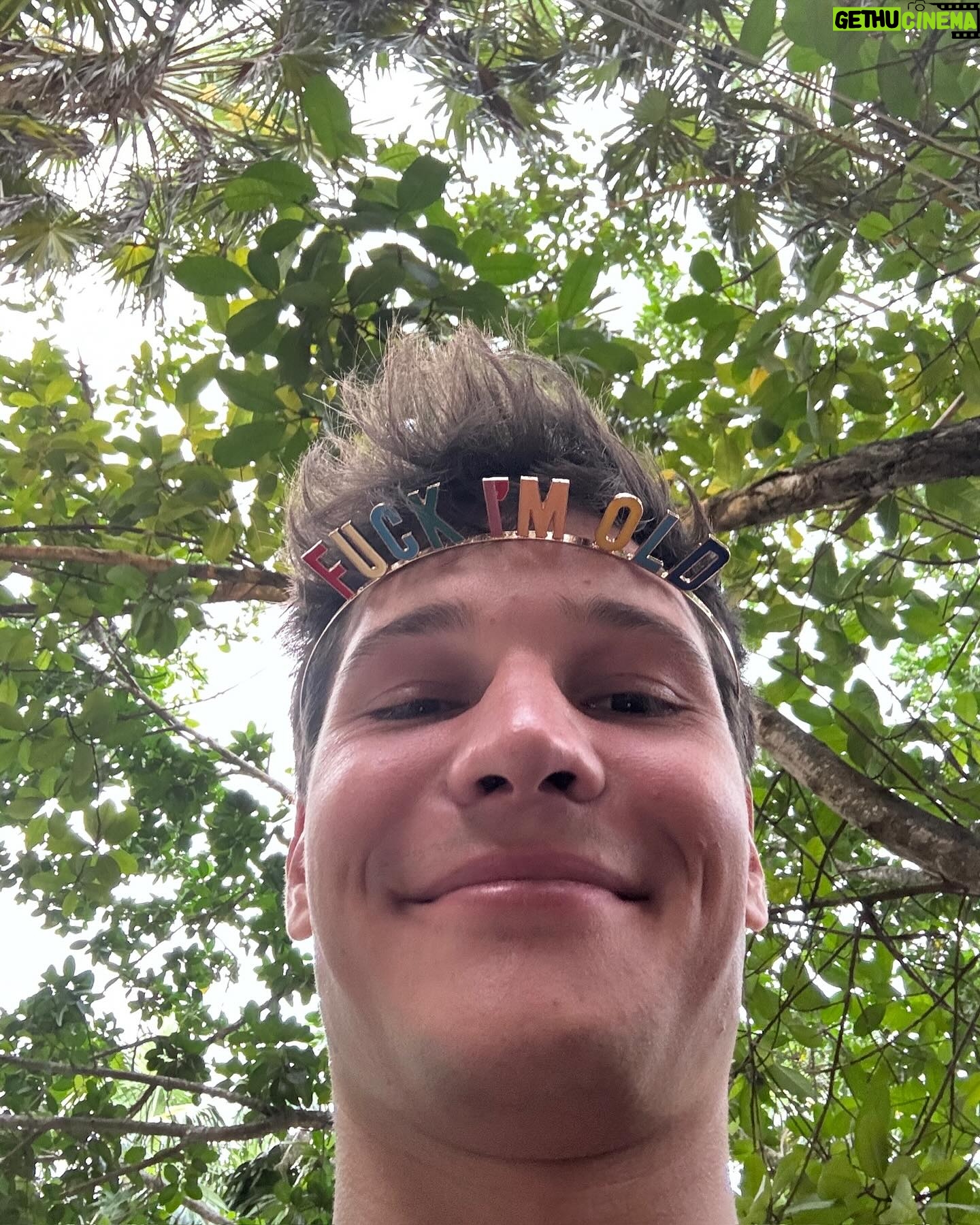 Wincent Weiss - 91.9K Likes - Schon wieder ne Woche rum! Und schon wieder n Jahr älter! Mit fast 40 gibt’s ab jetzt Hut statt Cap 😀 Danke für all die lieben Glückwünsche zum Geburtstag! Ich genieß noch ein bisschen Sonne & Meer bevor die Tourvorbereitungen bald weitergehen ☺️ #kannjetztsommerseinbitte #fuckimold