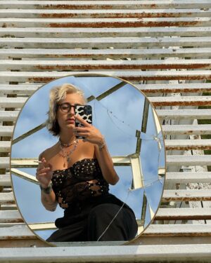 Winona Guyon Instagram - miroir brisé