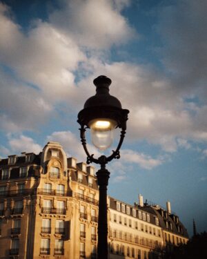 Winona Guyon Instagram - Et hop ! quelques petits selfies quand il y a une belle luminosité ici 🤓
.
.
. la photo du lampadaire prise avec mon 35mm :3)