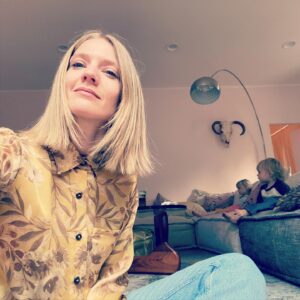 Winter Ave Zoli Instagram - Fresh chop...I wanted chin length and bugged out...maybe next time 🤷🏼‍♀️😂✨✨✨ @mikahairstylist