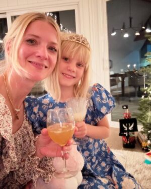 Winter Ave Zoli Instagram - A very Merry Christmas 🎄🎁❤️