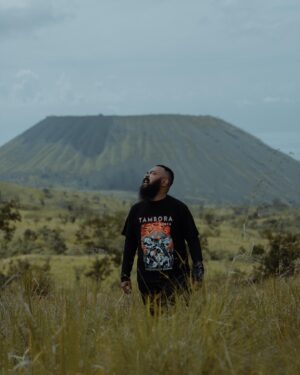 Wira Nagara Instagram - Kali kedua pada Tambora, menyusuri sabana dan melintasi kabut yang membelai lembahnya. Mendaki untuk mencapai kaldera untuk mengenang letusan yang kini jadi kisah membangkitkan. Magis yang menyejukkan, eksotis yang menentramkan.
.
Lalu, bila pada gunung kita boleh kembali ke puncaknya, apa ke hatimu aku boleh kembali jatuh cinta?
.
.
.
📸: @arsalbahtiar
📍: @tekatambora // #bima #tambora #tamborajalurpiong #piong #NTB #kalemboade #Indonesia