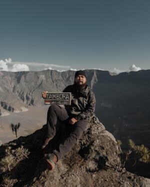 Wira Nagara Instagram - Kali kedua pada Tambora, menyusuri sabana dan melintasi kabut yang membelai lembahnya. Mendaki untuk mencapai kaldera untuk mengenang letusan yang kini jadi kisah membangkitkan. Magis yang menyejukkan, eksotis yang menentramkan.
.
Lalu, bila pada gunung kita boleh kembali ke puncaknya, apa ke hatimu aku boleh kembali jatuh cinta?
.
.
.
📸: @arsalbahtiar
📍: @tekatambora // #bima #tambora #tamborajalurpiong #piong #NTB #kalemboade #Indonesia