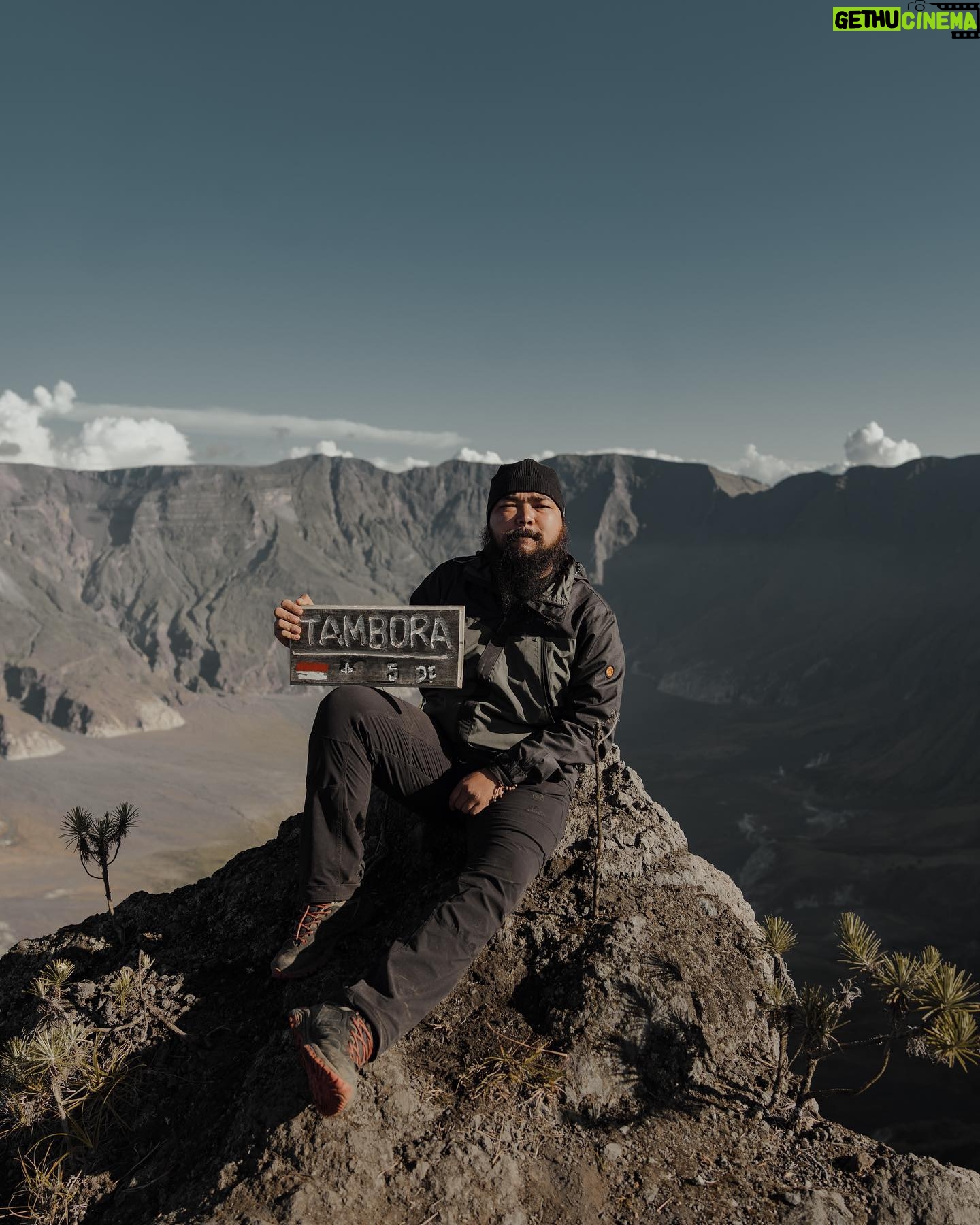 Wira Nagara - 29.4K Likes - Kali kedua pada Tambora, menyusuri sabana dan melintasi kabut yang membelai lembahnya. Mendaki untuk mencapai kaldera untuk mengenang letusan yang kini jadi kisah membangkitkan. Magis yang menyejukkan, eksotis yang menentramkan.
.
Lalu, bila pada gunung kita boleh kembali ke puncaknya, apa ke hatimu aku boleh kembali jatuh cinta?
.
.
.
📸: @arsalbahtiar
📍: @tekatambora // #bima #tambora #tamborajalurpiong #piong #NTB #kalemboade #Indonesia