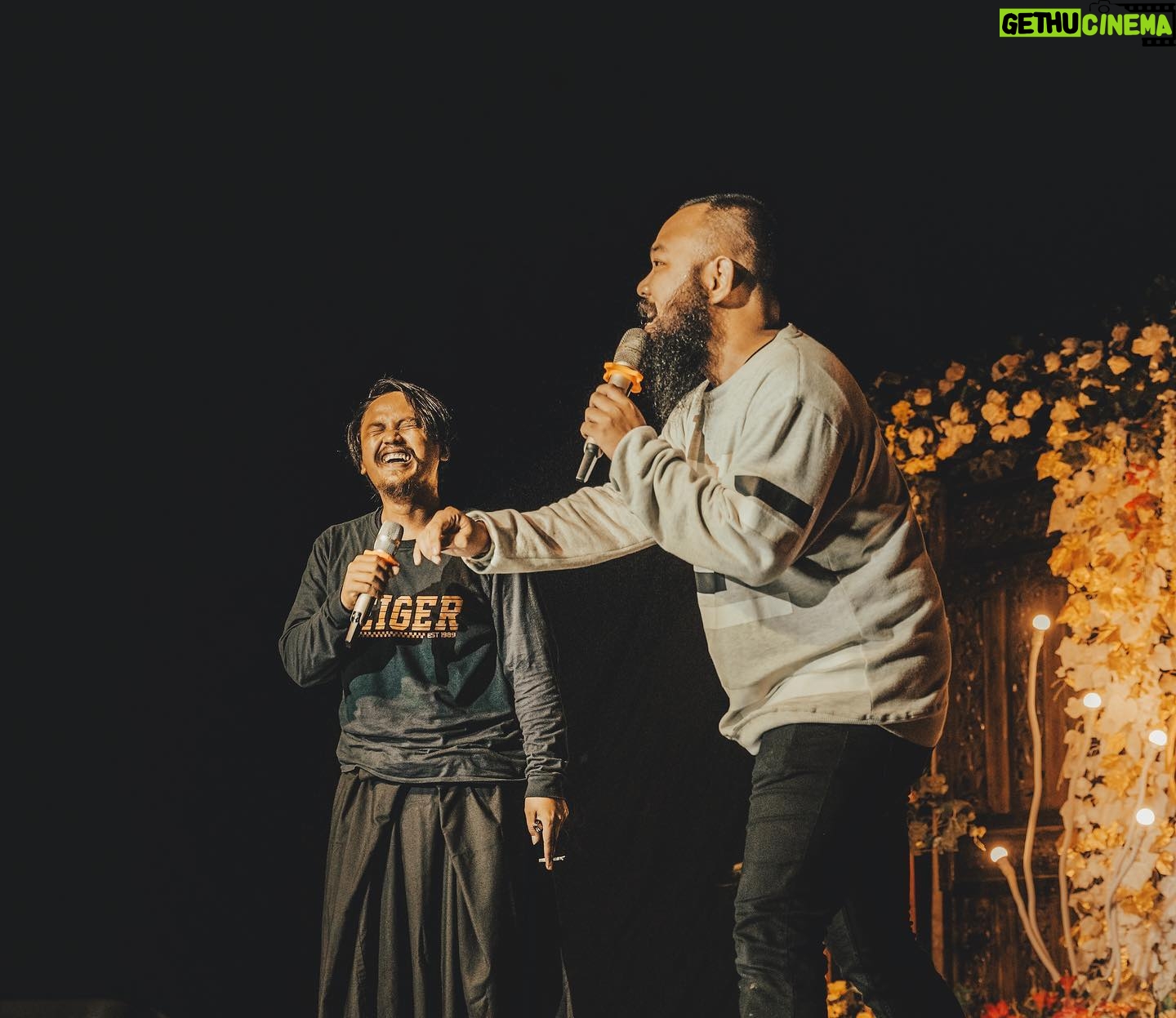 Wira Nagara - 28.8K Likes - Atas waktu yang dibagi, tawa yang tersaji, dan meriah yang menaungi; Terima kasih telah hadir dalam hajatan SUN 6 @standupindo_pwt kemarin malam teman-teman! 🌿
.
Semoga membahagiakan, maaf bila ada salah dan kekurangan, sampai jumpa lagi di tawa yang lebih mengagumkan! Thir! 🔥