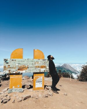 Wira Nagara Instagram - Kala perasaan dicukupkan, maka rayakanlah perpisahan. Pergi, jejaki hatimu lagi. Lupakanlah rindu dan saatnya menggebu di Merbabu. Biarkan sedih menguap sampai kau berhenti berharap.
.
Rebahkan jiwa, resapi puing yang tersisa sebelum kecewa. Pahami bahwa sebelum patah itu bertamu, kau pernah gagah tanpa duka yang membelenggu.
.
Serukan perlawanan, pukul keras perasaan. Hentikan resah angan untuk kembali, mengaumlah bersama bangkitnya serigala dalam diri.
.
.
.
📸: @kipliruli & @anang_k // #gunungmerbabu #3142mdpl #jawatengah #indonesia