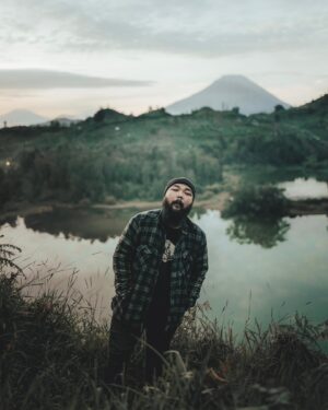 Wira Nagara Instagram - Mata melihat lensa, hati menjuntai rasa. Menitip tatap pada layar dengan harap yang tak buyar, tanpa kedip sekalipun untuk pandang tanpa ampun: kepadamu.
.
…yang mencuri perhatian setelah beribu penantian. 🌿
.
.
.
#bukitsidengkeng #petaksembilan #dieng #wonosobo #banjarnegara #jawatengah #indonesia