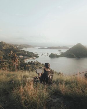 Wira Nagara Instagram - Kala itu, menulis lagi untuk merayakan patah hati. Kubawa diriku jauh dari rutinitas untuk merangkum jarak, mengurai jejak, atas rasa yang enggan berpijak.
.
Sebab rasa sakit adalah bagian dari perjalanan dan di antara setiap laju lukanya, selalu ada jeda. Tinggal setelahnya, sudut pandang akan melaju dari mana: Sang Penjeda, Yang Dijeda, Di Antara? Di mana ketiganya aku tulis untuk menjadi pijakan perih yang berujung pada video klip “Jeda” karya @forrevengeofficial.
.
Hari ini video klip itu telah rilis, melengkapi rangkaian kalimat atas lara yang tak pernah benar-benar tamat. Sejenak ambillah jeda dan nikmatilah wahai jiwa yang bertahta air mata.