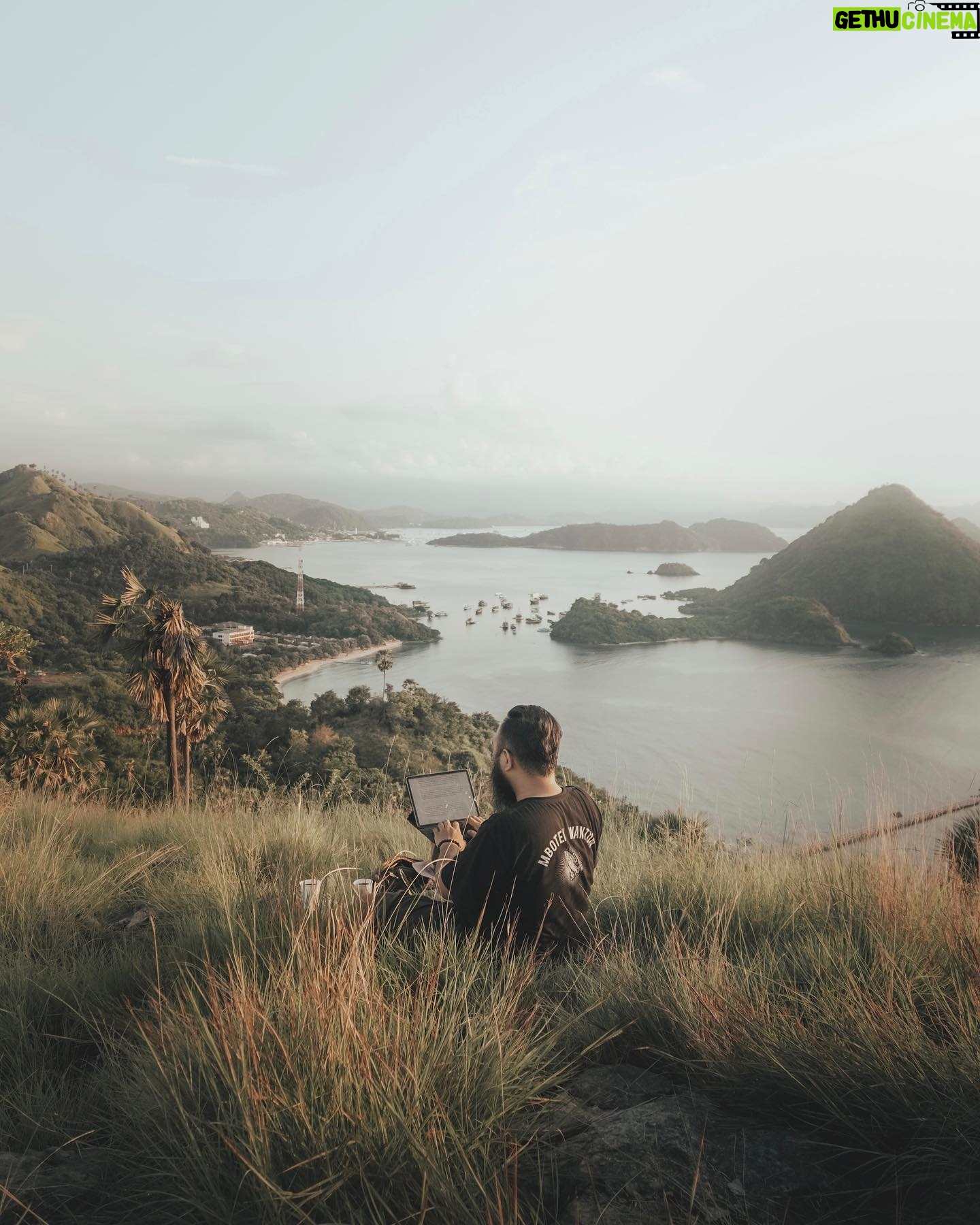 Wira Nagara - 34.3K Likes - Kala itu, menulis lagi untuk merayakan patah hati. Kubawa diriku jauh dari rutinitas untuk merangkum jarak, mengurai jejak, atas rasa yang enggan berpijak.
.
Sebab rasa sakit adalah bagian dari perjalanan dan di antara setiap laju lukanya, selalu ada jeda. Tinggal setelahnya, sudut pandang akan melaju dari mana: Sang Penjeda, Yang Dijeda, Di Antara? Di mana ketiganya aku tulis untuk menjadi pijakan perih yang berujung pada video klip “Jeda” karya @forrevengeofficial.
.
Hari ini video klip itu telah rilis, melengkapi rangkaian kalimat atas lara yang tak pernah benar-benar tamat. Sejenak ambillah jeda dan nikmatilah wahai jiwa yang bertahta air mata.