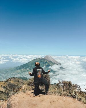 Wira Nagara Instagram - Kala perasaan dicukupkan, maka rayakanlah perpisahan. Pergi, jejaki hatimu lagi. Lupakanlah rindu dan saatnya menggebu di Merbabu. Biarkan sedih menguap sampai kau berhenti berharap.
.
Rebahkan jiwa, resapi puing yang tersisa sebelum kecewa. Pahami bahwa sebelum patah itu bertamu, kau pernah gagah tanpa duka yang membelenggu.
.
Serukan perlawanan, pukul keras perasaan. Hentikan resah angan untuk kembali, mengaumlah bersama bangkitnya serigala dalam diri.
.
.
.
📸: @kipliruli & @anang_k // #gunungmerbabu #3142mdpl #jawatengah #indonesia