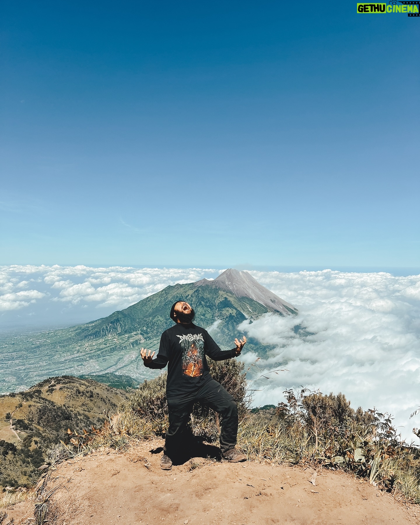 Wira Nagara - 47.3K Likes - Kala perasaan dicukupkan, maka rayakanlah perpisahan. Pergi, jejaki hatimu lagi. Lupakanlah rindu dan saatnya menggebu di Merbabu. Biarkan sedih menguap sampai kau berhenti berharap.
.
Rebahkan jiwa, resapi puing yang tersisa sebelum kecewa. Pahami bahwa sebelum patah itu bertamu, kau pernah gagah tanpa duka yang membelenggu.
.
Serukan perlawanan, pukul keras perasaan. Hentikan resah angan untuk kembali, mengaumlah bersama bangkitnya serigala dalam diri.
.
.
.
📸: @kipliruli & @anang_k // #gunungmerbabu #3142mdpl #jawatengah #indonesia