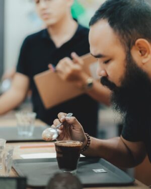 Wira Nagara Instagram - Secangkir kopi selalu mampu mengikat penikmatnya. Entah itu perbincangan di kedainya, foto ceria di sudutnya, atau bergumam di mejanya. Semua berkumpul dengan pesanan favorit berbahan dasar sama: robusta atau arabika.
.
Maka nikmatnya kuselami lewat kelas sensori agar lebih mengerti kekayaan rasa yang berseri dari tiap biji kopi. Empat hari yang berkesan, memberi jawaban lewat teori dan praktek yang menyegarkan penasaran.
.
Jadi, bagaimana kopimu hari ini? Apa aromanya membelaimu, pahitnya sadarkanmu, masamnya cerahkanmu, dan rasanya memelukmu?
.
Dan kita selalu punya jawabannya, sebab kopi adalah kumpulan rasa yang membingkai senyum peminumnya. 
.
— Wira Nagara, sobat SCA (Suka Cama Amu) ☕️🌿