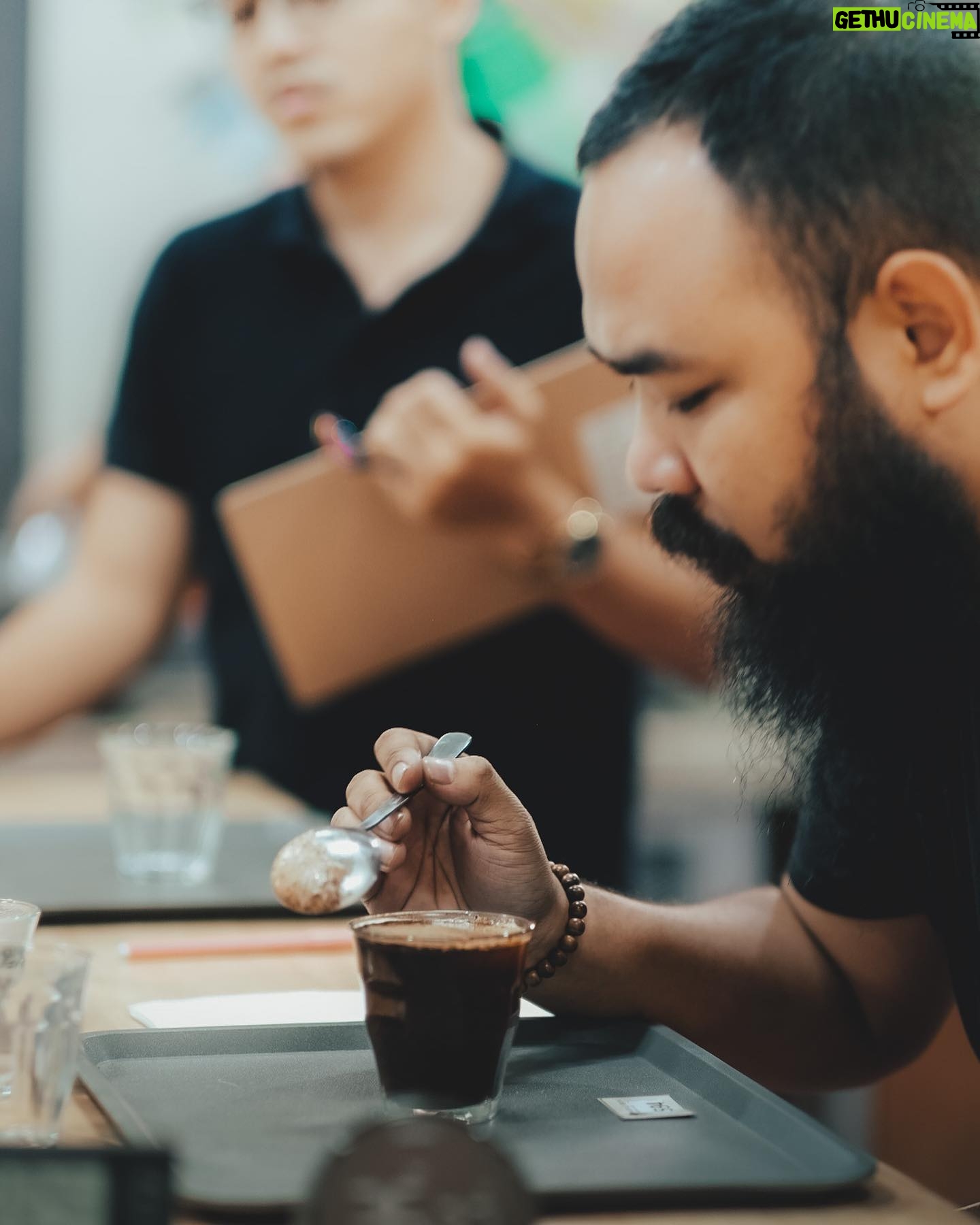 Wira Nagara - 20.6K Likes - Secangkir kopi selalu mampu mengikat penikmatnya. Entah itu perbincangan di kedainya, foto ceria di sudutnya, atau bergumam di mejanya. Semua berkumpul dengan pesanan favorit berbahan dasar sama: robusta atau arabika.
.
Maka nikmatnya kuselami lewat kelas sensori agar lebih mengerti kekayaan rasa yang berseri dari tiap biji kopi. Empat hari yang berkesan, memberi jawaban lewat teori dan praktek yang menyegarkan penasaran.
.
Jadi, bagaimana kopimu hari ini? Apa aromanya membelaimu, pahitnya sadarkanmu, masamnya cerahkanmu, dan rasanya memelukmu?
.
Dan kita selalu punya jawabannya, sebab kopi adalah kumpulan rasa yang membingkai senyum peminumnya.
.
— Wira Nagara, sobat SCA (Suka Cama Amu) ☕️🌿